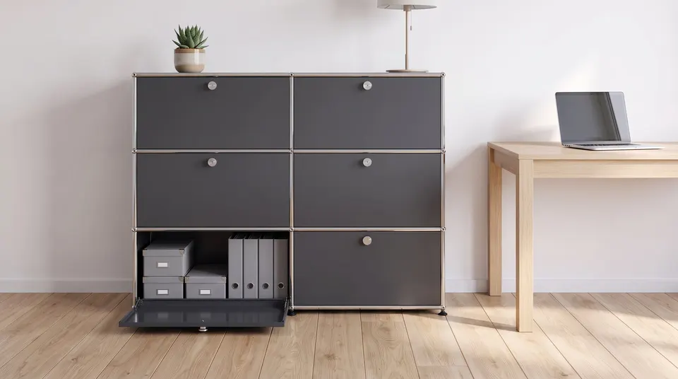 Meuble gris anthracite compatible USM Haller, 2 × 3 cases avec portes abattantes, une porte ouverte avec boîtes et classeurs, dans un bureau à domicile
